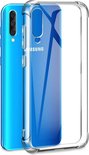 Blauwe Samsung telefoon met transparante hoes en de achterkant van de hoes. De telefoon toont 'SAMSUNG' op de achterkant.