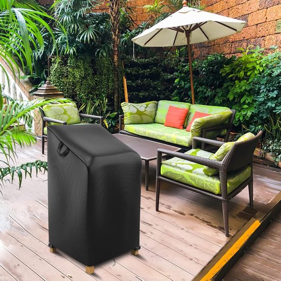 Zwarte stoelhoes op een overdekt terras naast een loungeset met kussens.