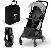 Een zwarte Kinderkraft Pilot reisbuggy met een opvouwbare kap met zwart-wit patroon, en een bijpassende draagtas.