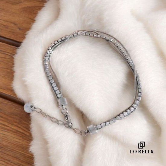 Zilverkleurige armband van dubbele strengen met een twist en ingelegde steentjes, met een schakel-versteller.