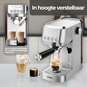 Zilverkleurige espressomachine met 'In hoogte verstelbaar' tekst, twee mokken latte.