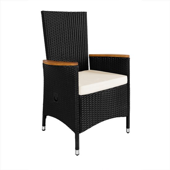 Zwarte polyrattan tuinstoel met crème kussen en houten armleuningen.