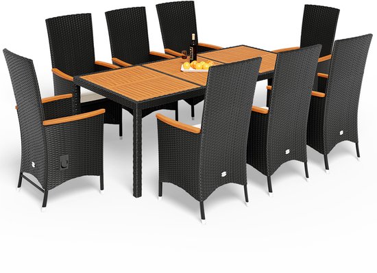 Zwarte polyrattan stoel met houten armleuningen en wit kussen.
