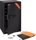Zwarte kluis met digitale code, open deur, en accessoires zoals sleutels en een brandwerende tas.