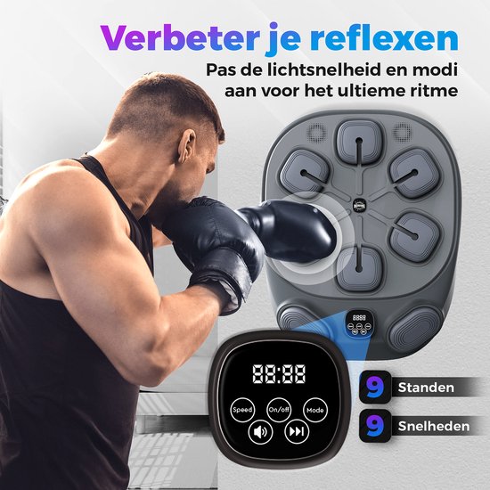 Man met zwarte bokshandschoenen slaat op een grijze boksmachine met 6 raakvlakken. De console toont "8888" en bedieningsknoppen.
