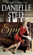 Boekomslag van 'Spy' van Danielle Steel, een bestseller. Een vrouw in rood gekleed zit op een bank.