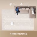 Man op bank bekijkt Dreame robotstofzuiger met LDS-navigatie op plattegrond.