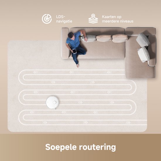 Man op bank bekijkt Dreame robotstofzuiger met LDS-navigatie op plattegrond.
