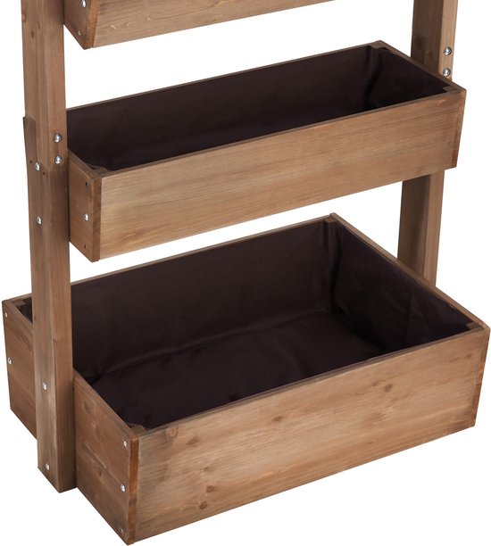 Detail van de houten verticale tuin: twee lege plantenbakken met bruine voering.