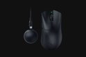 Zwarte Razer gaming muis met USB-C dongle.