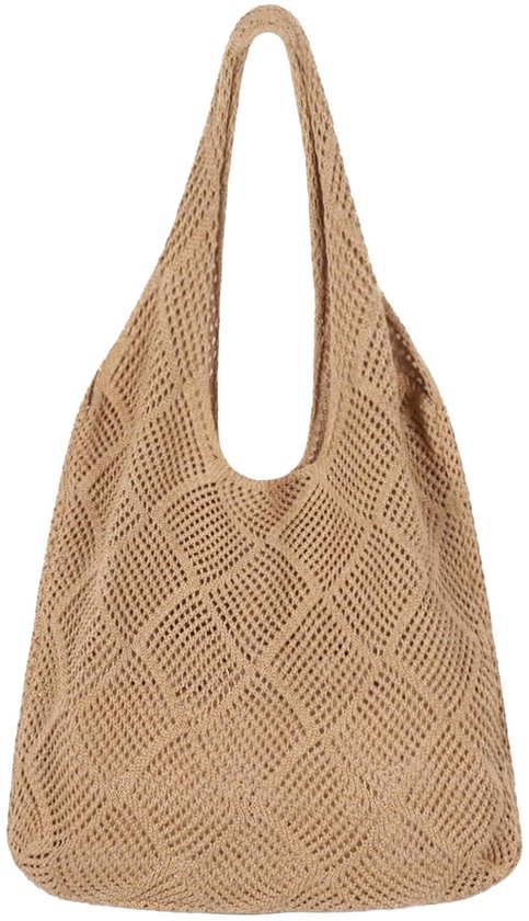 Sac beige au crochet avec une structure ouverte en maille et une large bandoulière. Sur fond blanc.