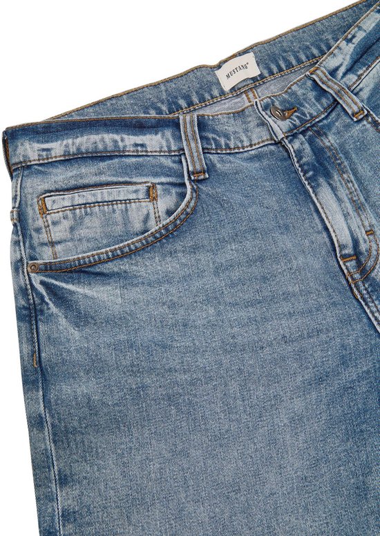 Close-up van de voorzakken en tailleband van een lichtblauwe Mustang jeans.