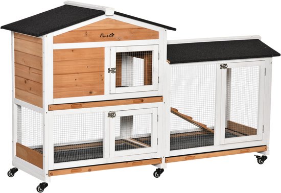 Houten konijnenhok met twee verdiepingen en twee rennen, voorzien van zwarte daken en wieltjes.