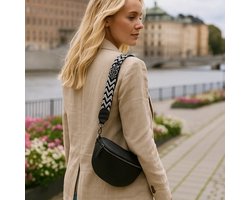 foto van Lundholm heuptasje dames festival zwart - crossbody tasje - cadeau voor vriendin | Scandinavisch design - Alta serie - crossbody tas dames Zwart