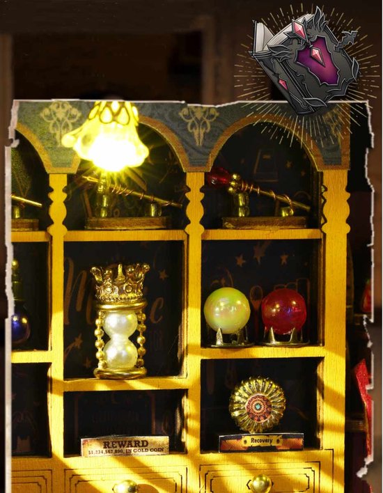 Gedetailleerd interieur van een magische winkel met planken vol magische items, waaronder een kroon, kristallen bollen en een boek.