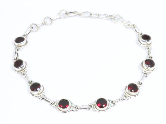 Bracelet en argent avec dix grenats ronds rouge foncé, reliés par une fine chaîne à maillons.