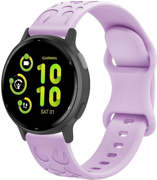 Montre connectée Garmin avec bracelet violet à motif léopard. L'écran affiche l'heure et la date.