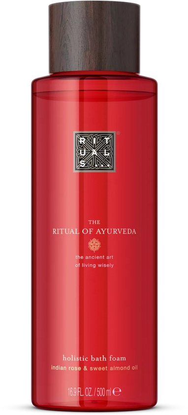 Rode fles badschuim met deksel van hout met de tekst 'The Ritual of Ayurveda' en Indiase roos & zoete amandelolie.