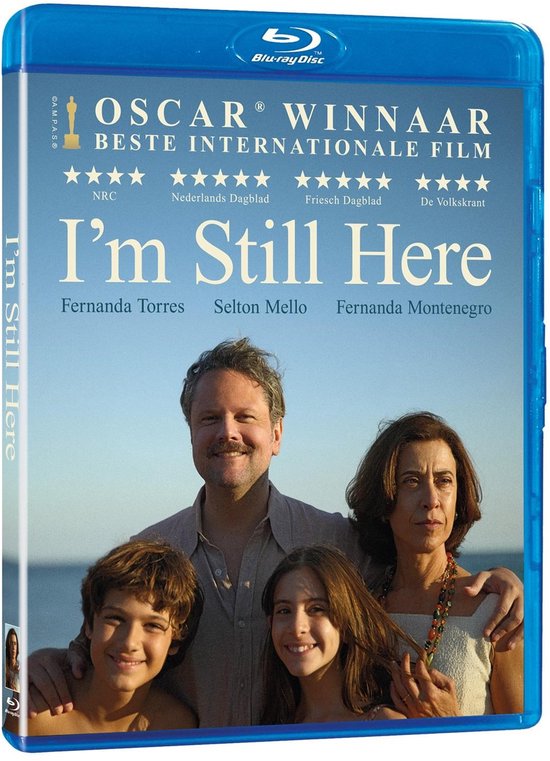 Blu-ray hoes voor "I'm Still Here" met een gezin van vier personen op het strand.