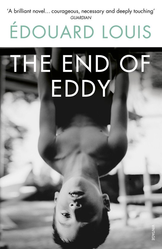 Boekcover met een zwart-witfoto van een jongen die ondersteboven hangt. Titel: 'The End of Eddy' door Édouard Louis.