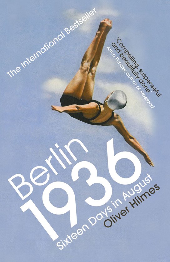 Boek 'Berlin 1936' met een duiker in de lucht, 'The International Bestseller', 'Compelling, suspenseful and beautifully done' en 'Sixteen Days in August' door Oliver Hilmes.
