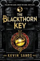 Boekomslag van 'The Blackthorn Key' van Kevin Sands, met een gouden flesje omringd door astrologische symbolen en een slang.