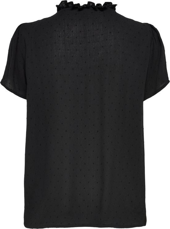 Achterkant van een zwarte blouse met korte mouwen, ruchekraag en strikdetail. De stof heeft een subtiel stipjespatroon.