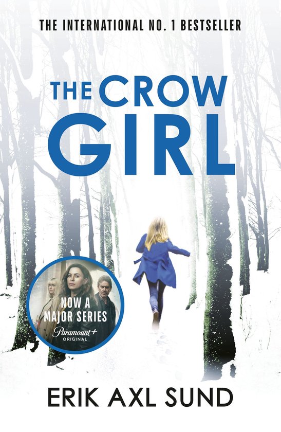 Boekcover: 'The Crow Girl' door Erik Axl Sund. Een vrouw in blauwe jas rent door besneeuwde bos. Links een cirkel met cast van de serie.