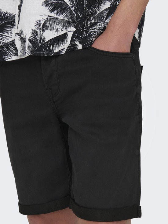 Man met palmbomenprint shirt en zwarte shorts.