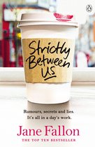 Wit papieren koffiebeker met bekerhouder waarop 'Strictly Between Us' staat. Een rode kusafdruk op de deksel.