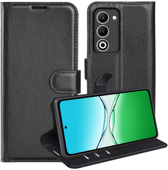 Zwarte kunstleren telefoonhoes, opengeklapt. Toont het camerapaneel aan de achterkant en de telefoon in een standaard.
