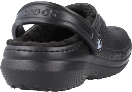 Achterkant van zwarte Crocs Clog met fleece voering, met 'Crocs' logo.
