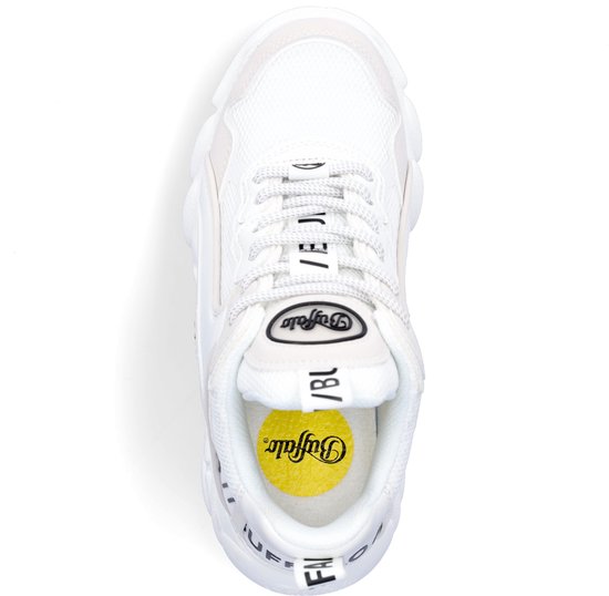 Bovenaanzicht van een witte Buffalo sneaker met vetersluiting, mesh en Buffalo-logo.