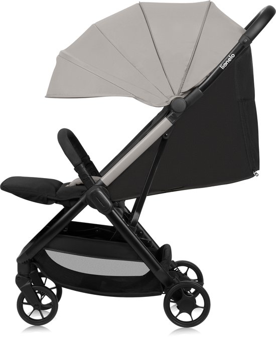 Grijze reisbuggy met zwart zitje en XXL zonnescherm. Met het Lionelo-logo op de duwstang.