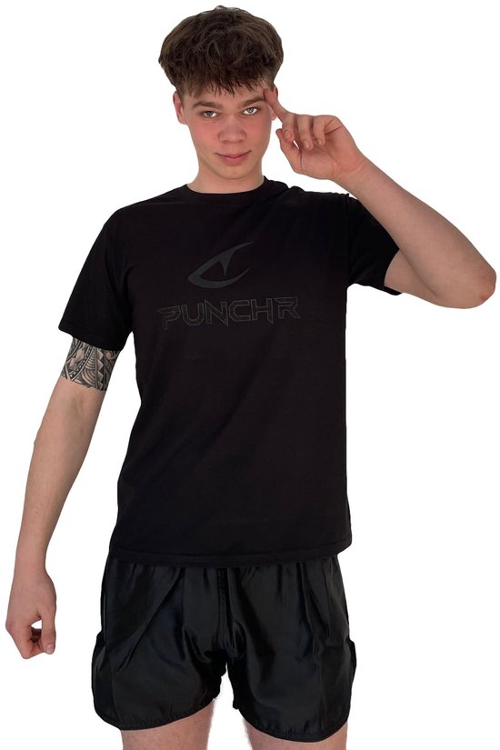 Jonge man met hand bij het voorhoofd, draagt zwart t-shirt met PUNCHR logo.