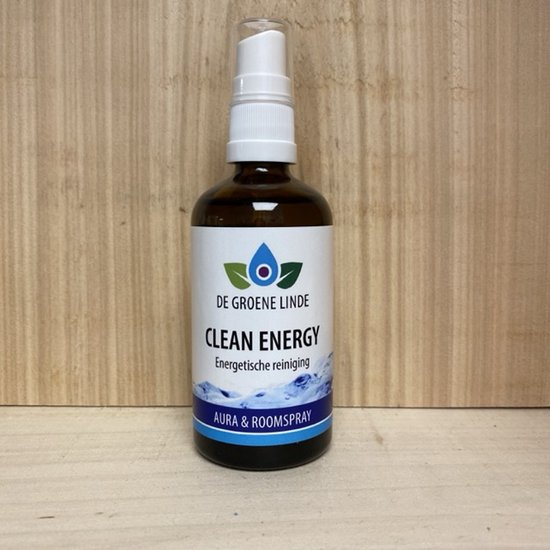 Bruine glazen sprayfles 'CLEAN ENERGY' staat voor een houten achtergrond.