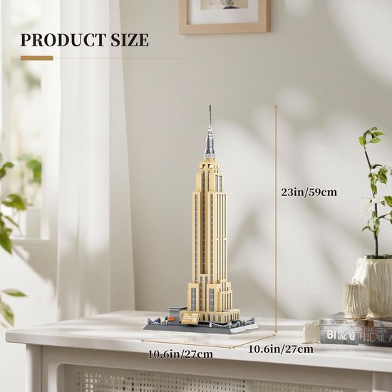 Goudkleurig model van het Empire State Building met afmetingen 23 inch hoog en 10,6 inch breed.