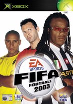 Couverture du jeu Xbox FIFA Football 2003 avec trois footballeurs. À gauche, un homme en maillot jaune. Au centre, un homme en maillot rouge. À droite, un homme avec dreadlocks et lunettes oranges en maillot rayé noir et blanc.