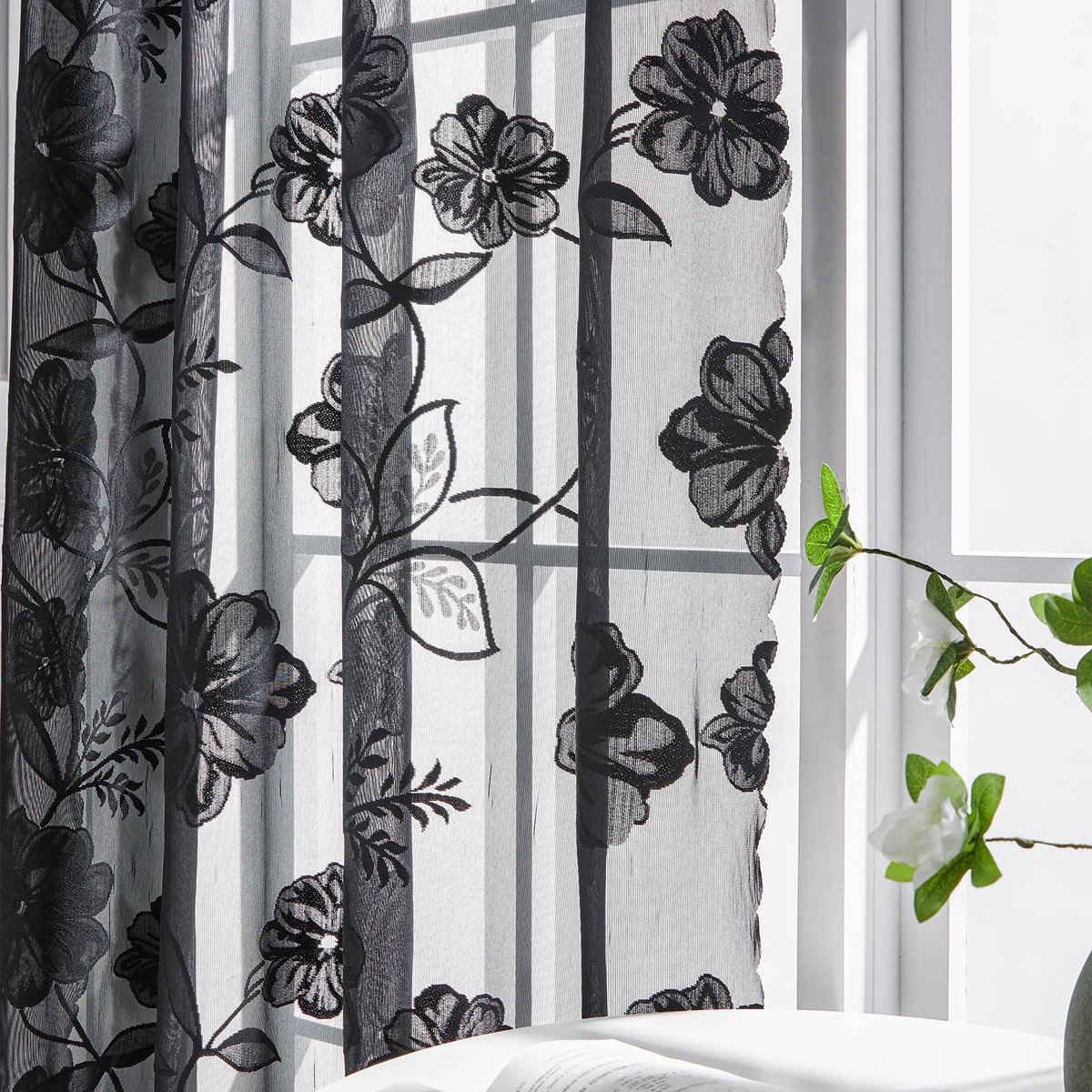Ibenzoa Klassieke Zwarte Jacquard Kanten Gordijnen met 3D Bloemenpatroon en Oogjes, Set van 2 Stuks