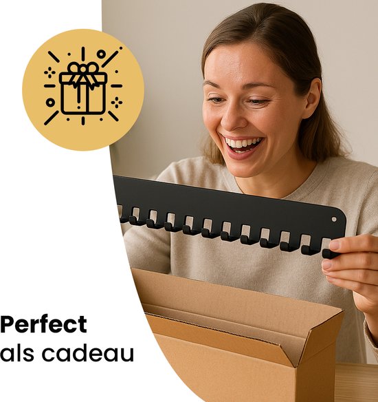 Vrolijke vrouw die een zwarte medaillehouder vasthoudt. "Perfect als cadeau"