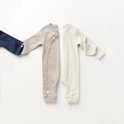 Twee longsleeve boxpakjes, één in beige en één in crème, met overslagsluiting.