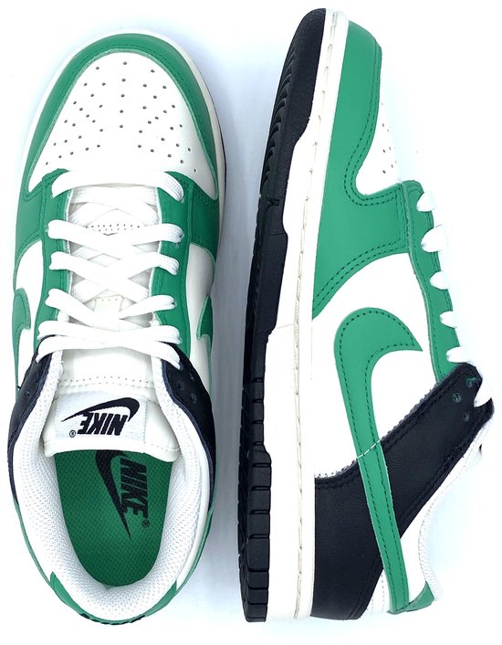 Bovenkant en zijkant van Nike sneakers in wit, groen en zwart. Nike logo op de zool.