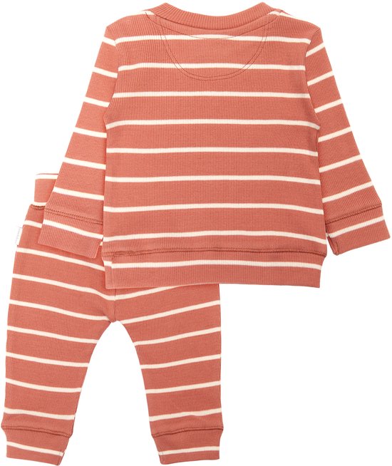 Achterkant oudroze pyjamaset met witte streepjes. Longsleeve met ronde hals en broek. Gemaakt van ribstof.