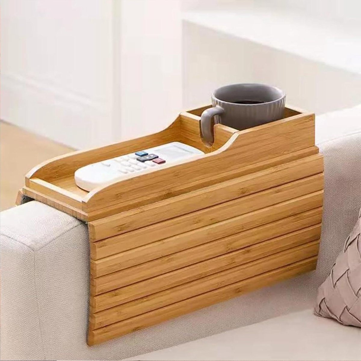 Allecto Plus - Bamboe Lade met Bekerhouder voor Bank - Opvouwbaar - Anti-Slip - Bank Tafel Lade - 2025 Nieuwe Bank Accessoires - Drink Tray voor Bankstellen - Bamboe Armleuning Tray - Handig voor Thuisgebruik.