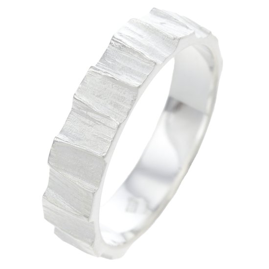 Bague en argent au design brut et facetté.