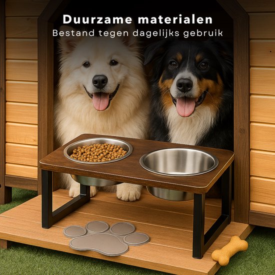 Twee honden zitten in een houten hondenhuisje, voor een dubbele hondenvoerbak op houten standaard met twee RVS kommen. "Duurzame materialen bestend tegen dagelijks gebruik."