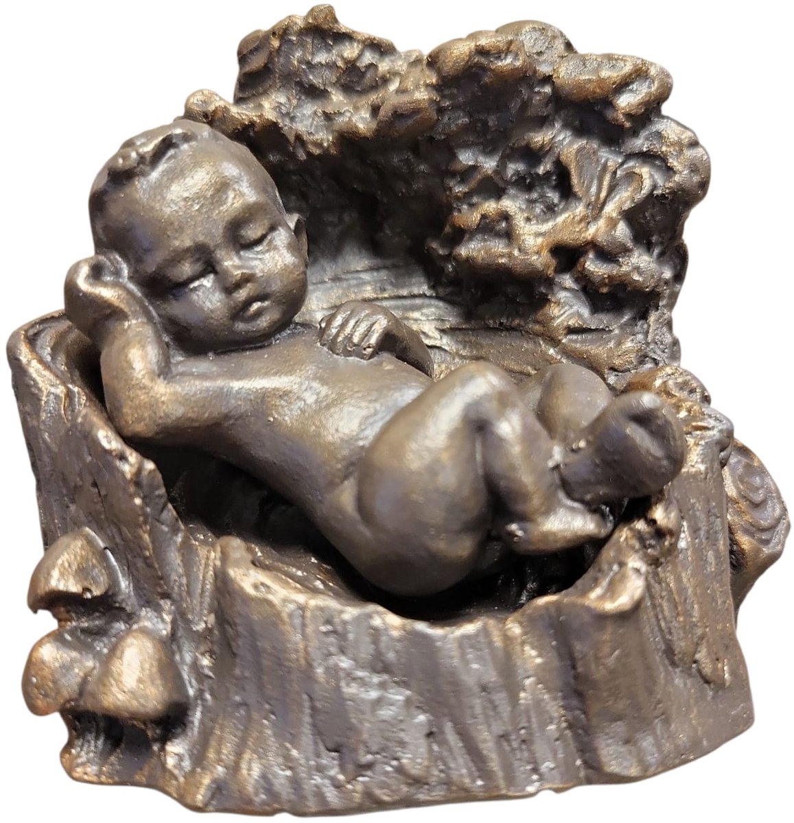 Baby liggend in een boom stronk - 8x7x8 cm - Neolith - Brons kleurig - Gezins beeld