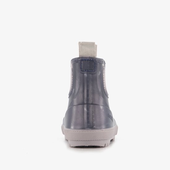 Achterkant van een donkerblauwe korte regenlaars met bliksemprint, beige elastische zijpanelen en treklipjes.