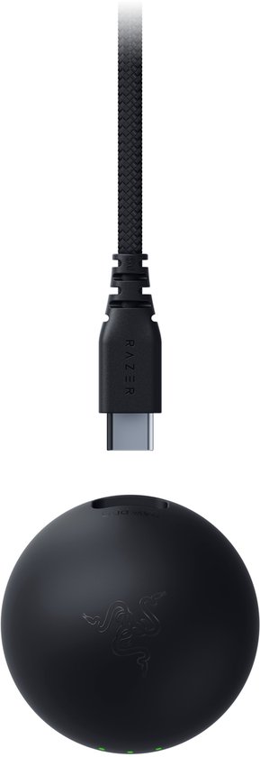 Zwarte Razer oplaadaccessoire met USB-C kabel en logo.