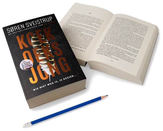 Een gesloten boek genaamd Koekoeksjong met een veer en oranje letters, naast een open boek en een blauw potlood.